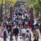 Miles de personas acuden a la Manzana del Templo en Salt Lake City, Utah, para participar de la Sesión de sábado por la tarde de la Conferencia General 196 de la Iglesia de Jesucristo de los Santos de los Últimos Días.