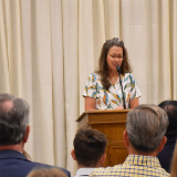Jennifer Miyakawa, miembro de la Iglesia de la zona de Modesto, habla a los periodistas en el día para los medios de comunicación del Templo de Modesto, California, de La Iglesia de Jesucristo de los Santos de los Últimos Días, el martes 13 de octubre de 2026. 