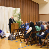 El élder Mark D. Eddy, Setenta Autoridad General, habla a los periodistas en el día para los medios de comunicación del Templo de Modesto, California, de La Iglesia de Jesucristo de los Santos de los Últimos Días, el martes 13 de octubre de 2026. 