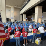 Voluntarios de Denver, Colorado, se reúnen para participar en un proyecto de servicio en el vigésimo quinto aniversario del 11 de septiembre, el 11 de septiembre de 2026. 