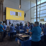 Voluntarios de Denver, Colorado, preparan paquetes de alimentos para miembros de la comunidad que sufren inseguridad alimentaria en el Día Nacional de Servicio y Conmemoración, el 11 de septiembre de 2026. 