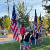 Voluntarios colocan banderas en uno de los 30 proyectos de servicio realizados en el Día Nacional de Servicio y Conmemoración en Heber Valley, Utah, el viernes 11 de septiembre de 2026. 