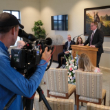 El élder Karl D. Hirst, de la Presidencia del Área Estados Unidos Central, habla a los periodistas en el día para los medios de comunicación del Templo de Wichita, Kansas, de La Iglesia de Jesucristo de los Santos de los Últimos Días, el lunes 21 de septiembre de 2026. 