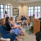 El élder Karl D. Hirst, de la Presidencia del Área Estados Unidos Central, habla a los asistentes en el día para los medios de comunicación del Templo de Wichita, Kansas, de La Iglesia de Jesucristo de los Santos de los Últimos Días, el lunes 21 de septiembre de 2026. 