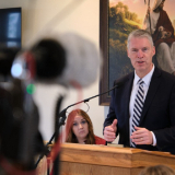 El élder Jeremiah J. Morgan habla a un grupo de periodistas junto al élder Karl D. Hirst en el día para los medios de comunicación del Templo de Wichita, Kansas, de La Iglesia de Jesucristo de los Santos de los Últimos Días, el lunes 21 de septiembre de 2026. 