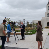 El élder Jeremiah J. Morgan, Setenta Autoridad General, habla con los periodistas en el día para los medios de comunicación del Templo de Wichita, Kansas, de La Iglesia de Jesucristo de los Santos de los Últimos Días, el lunes 21 de septiembre de 2026. 