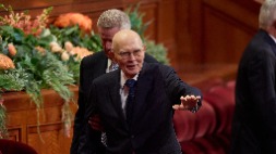 Præsident Dallin H. Oaks vinker til forsamlingen før mødet lørdag eftermiddag ved generalkonferencen i Konferencecentret i Salt Lake City i Utah den 3. oktober 2026. 