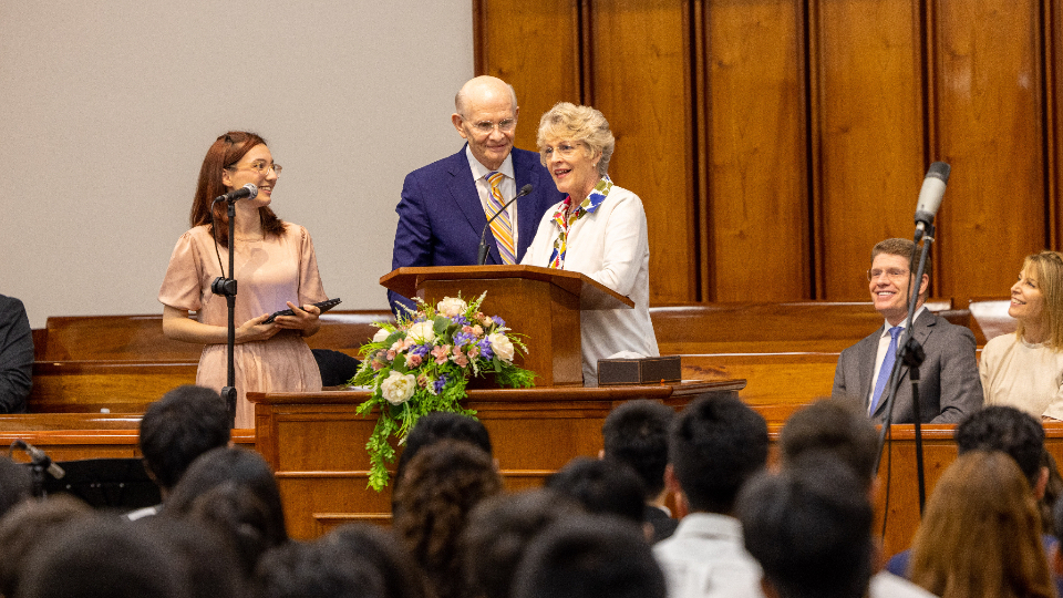 El-elder-Dale-G.-Renlund-ensena-sobre-Jesucristo-y-la-guia-profetica-en-devocional-para-jovenes-adultos-en-Argentina-