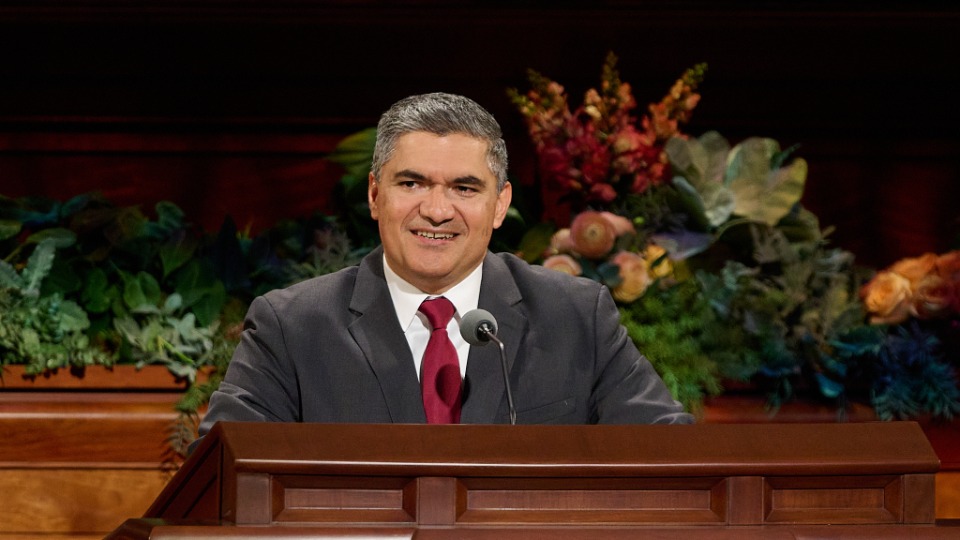 El élder Hutch U. Fale enseñó que comprender el amor de nuestro Padre Celestial por nosotros y nuestra verdadera identidad como hijos Suyos, es esencial para nuestra felicidad diaria y eterna.