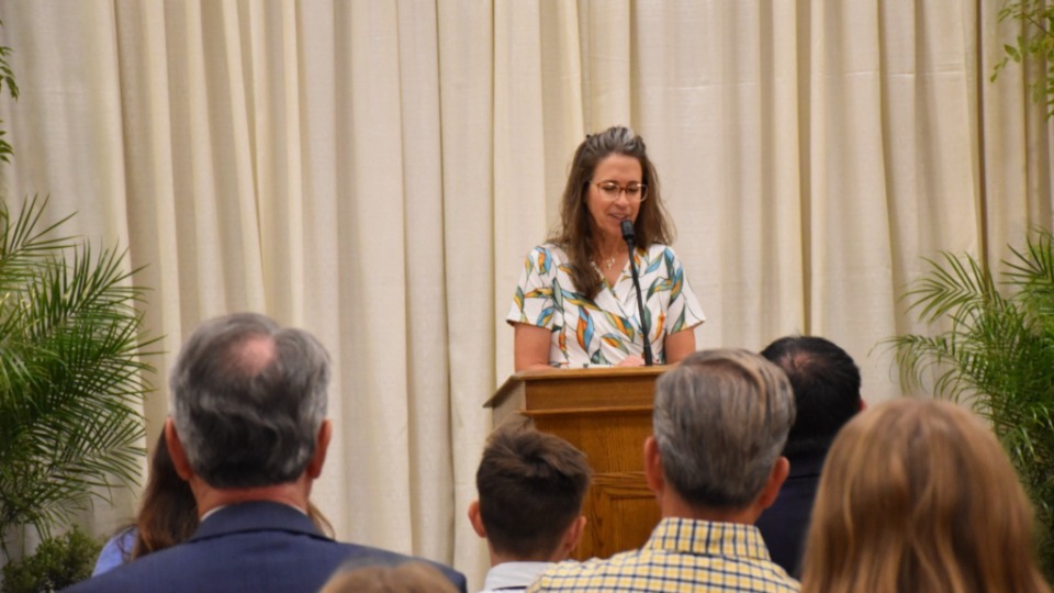 Jennifer Miyakawa, miembro de la Iglesia de la zona de Modesto, habla a los periodistas en el día para los medios de comunicación del Templo de Modesto, California, de La Iglesia de Jesucristo de los Santos de los Últimos Días, el martes 13 de octubre de 2026. 