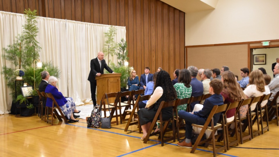 El élder Mark D. Eddy, Setenta Autoridad General, habla a los periodistas en el día para los medios de comunicación del Templo de Modesto, California, de La Iglesia de Jesucristo de los Santos de los Últimos Días, el martes 13 de octubre de 2026. 