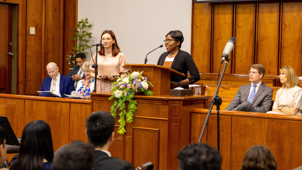 El-elder-Dale-G.-Renlund-ensena-sobre-Jesucristo-y-la-guia-profetica-en-devocional-para-jovenes-adultos-en-Argentina