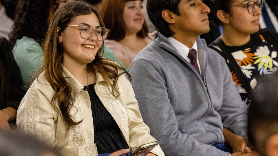 El-elder-Dale-G.-Renlund-ensena-sobre-Jesucristo-y-la-guia-profetica-en-devocional-para-jovenes-adultos-en-Argentina