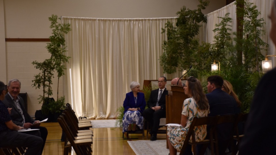 Periodistas y otros invitados se reúnen en el día para los medios de comunicación del Templo de Modesto, California, el martes 13 de octubre de 2026. 