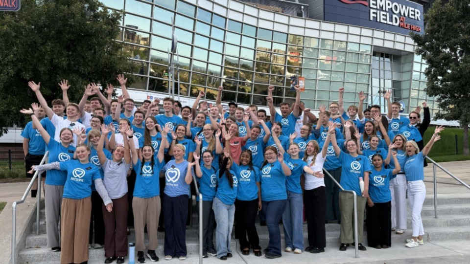 Voluntarios en Denver, Colorado, se reúnen el 12 de septiembre de 2026 para participar en un proyecto de servicio con motivo del vigésimo quinto aniversario del 11 de septiembre.