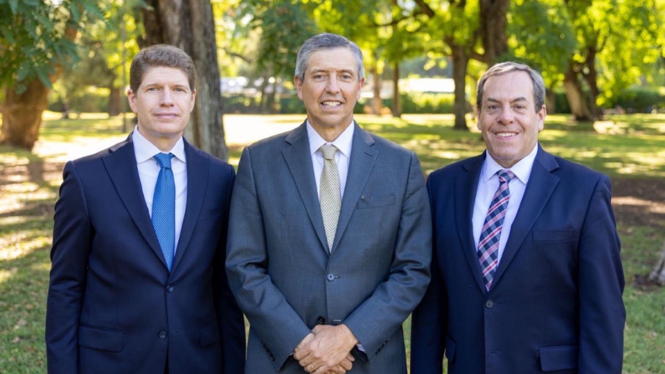Élder Joaquín E. Costa (Presidente), Élder Alan R. Walker (Primer Consejero), Élder Eduardo Gavarret (Segundo Consejero)