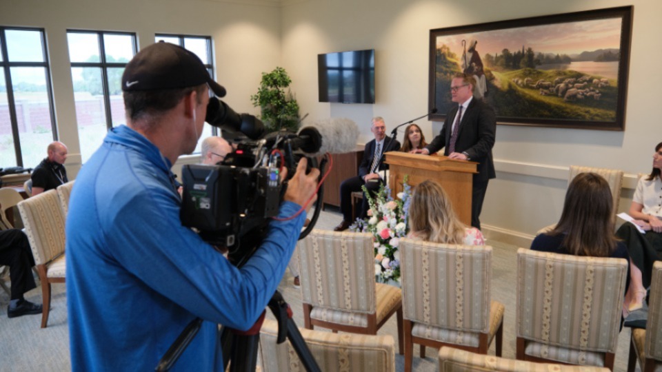 El élder Karl D. Hirst, de la Presidencia del Área Estados Unidos Central, habla a los periodistas en el día para los medios de comunicación del Templo de Wichita, Kansas, de La Iglesia de Jesucristo de los Santos de los Últimos Días, el lunes 21 de septiembre de 2026. 