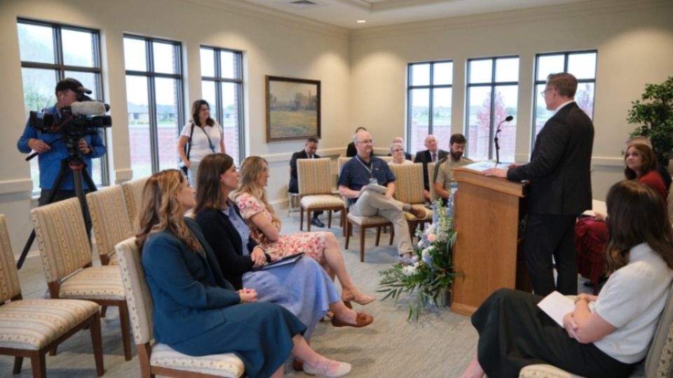El élder Karl D. Hirst, de la Presidencia del Área Estados Unidos Central, habla a los asistentes en el día para los medios de comunicación del Templo de Wichita, Kansas, de La Iglesia de Jesucristo de los Santos de los Últimos Días, el lunes 21 de septiembre de 2026. 