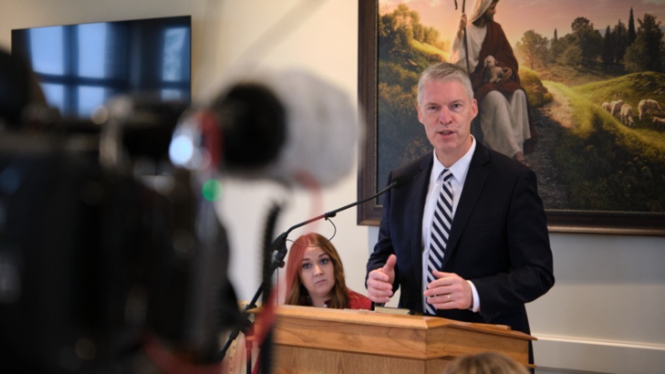 El élder Jeremiah J. Morgan habla a un grupo de periodistas junto al élder Karl D. Hirst en el día para los medios de comunicación del Templo de Wichita, Kansas, de La Iglesia de Jesucristo de los Santos de los Últimos Días, el lunes 21 de septiembre de 2026. 