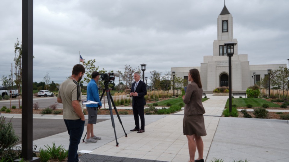 El élder Jeremiah J. Morgan, Setenta Autoridad General, habla con los periodistas en el día para los medios de comunicación del Templo de Wichita, Kansas, de La Iglesia de Jesucristo de los Santos de los Últimos Días, el lunes 21 de septiembre de 2026. 