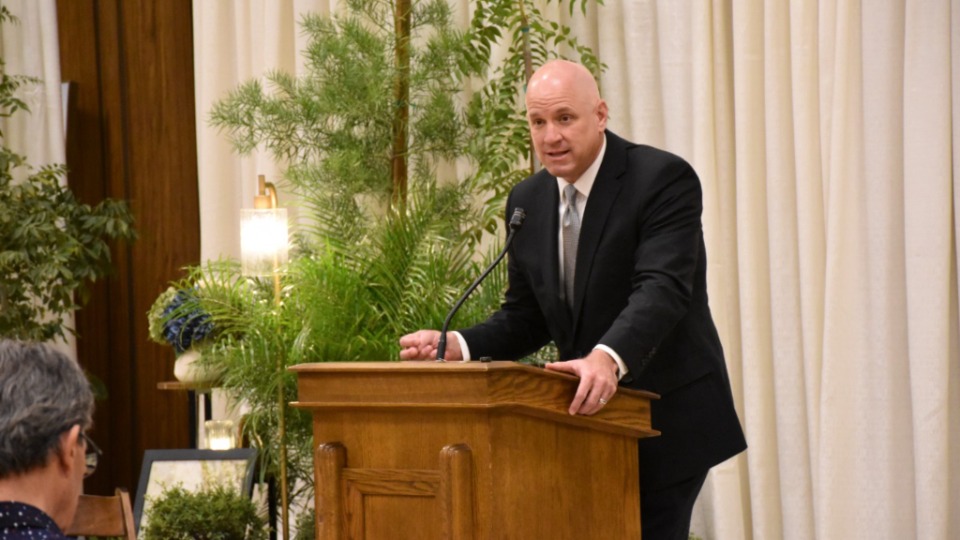 El élder Mark D. Eddy, Setenta Autoridad General, habla a los periodistas en el día para los medios de comunicación del Templo de Modesto, California, de La Iglesia de Jesucristo de los Santos de los Últimos Días, el martes 13 de octubre de 2026.